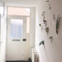 magnetische vaasjes bij klant op de muur in de gang