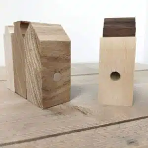 De magneet die in de Hollandse Huisjes zijn vastgezet om elkaar te kunnen raken met hun magnetisch veld