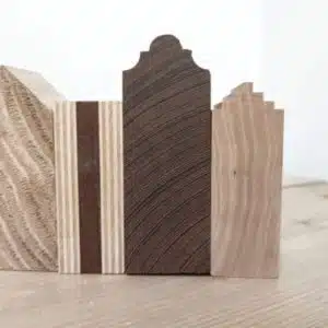 Handgemaakte houten huizen van verschillende kleuren hout