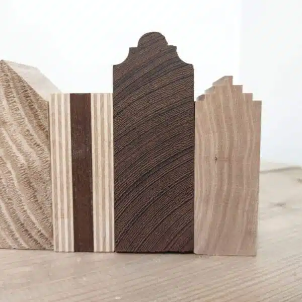 Handgemaakte houten huizen van verschillende kleuren hout