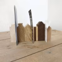 Zes houten Hollandse huisjes (handgemaakt en met magneten) 3 Handgemaakte Hollandse huisjes die met een magneet aan elkaar vastgezet kunnen worden