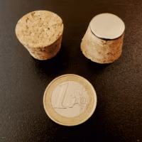 Kurken doppen waar een magneet op is geplakt