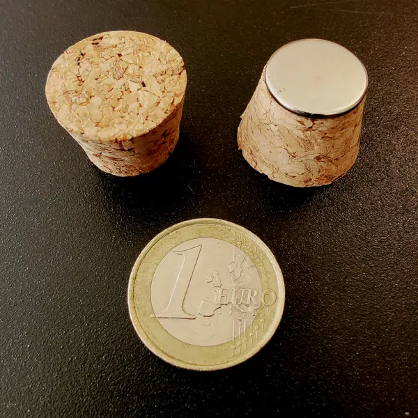 Kurken doppen waar een magneet op is geplakt