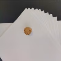 Koelkastmagneet van kurk die maar llefst 9 vellen papier vasthoudt