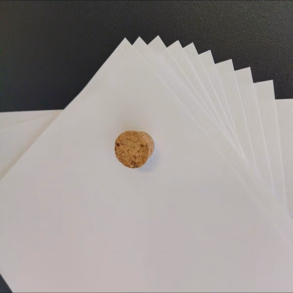 Koelkastmagneet van kurk die maar llefst 9 vellen papier vasthoudt