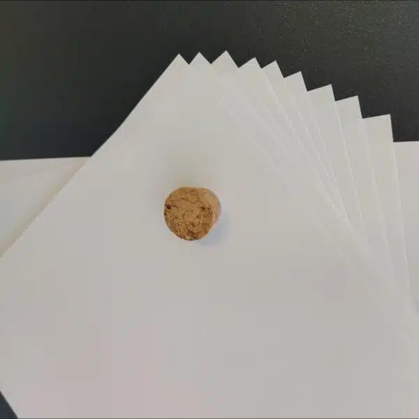 Koelkastmagneet van kurk die maar llefst 9 vellen papier vasthoudt