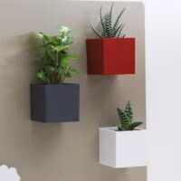 Drie magnetische bakjes van 6 cm in de kleuren grijs, rood en wit op een beige magneetbord