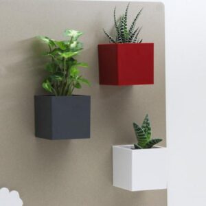 Magnetische (planten) pot ‘Cube’ 6cm van KalaMitica – meerdere kleuren 2 Drie magnetische bakjes van 6 cm in de kleuren grijs, rood en wit op een beige magneetbord