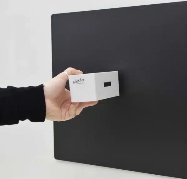 Zwart magneetbord met een wit magnetisch bakje