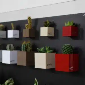 Magnetische (planten) pot ‘Cube’ 6cm van KalaMitica – meerdere kleuren 5 Magnetisch bakje in veel maten en kleuren op zwart magneetbord