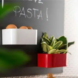 Magnetisch bakje langwerpig 12cm van KalaMitica - meerdere kleuren 2 Twee magnetische bakjes van 12 centimeter in het rood en wit op een zwart magneetbord in de keuken