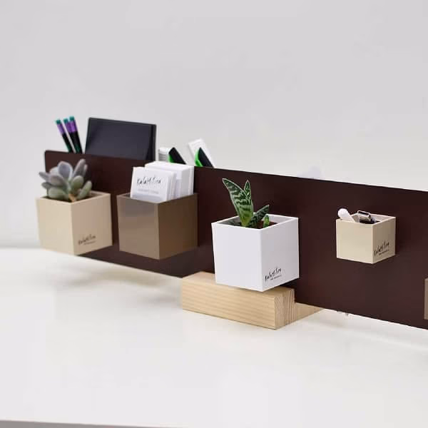 Vierkante magnetische bakjes op een magneetbord
