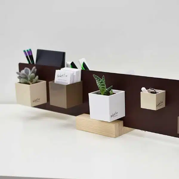 Vierkante magnetische bakjes op een magneetbord