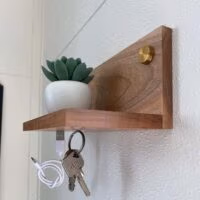 Sleutelhouder van hout - plankje met magneten 2 Zijaanzicht van het houten sleutelplankje en het messing ophangmateriaal