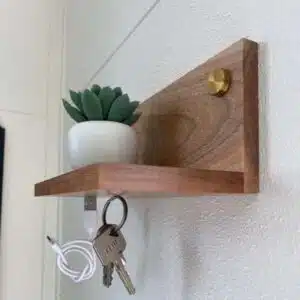 Sleutelhouder van hout - plankje met magneten 2 Zijaanzicht van het houten sleutelplankje en het messing ophangmateriaal