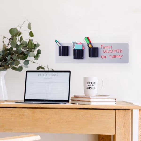 Magneetbord in de kleur zilvergrijs aan de wand gemonteerd en ingericht met magnetische bakjes