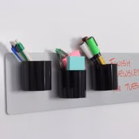 Zilvergrijs magneetbord met 3 zwarte cilinder magnetische bakjes