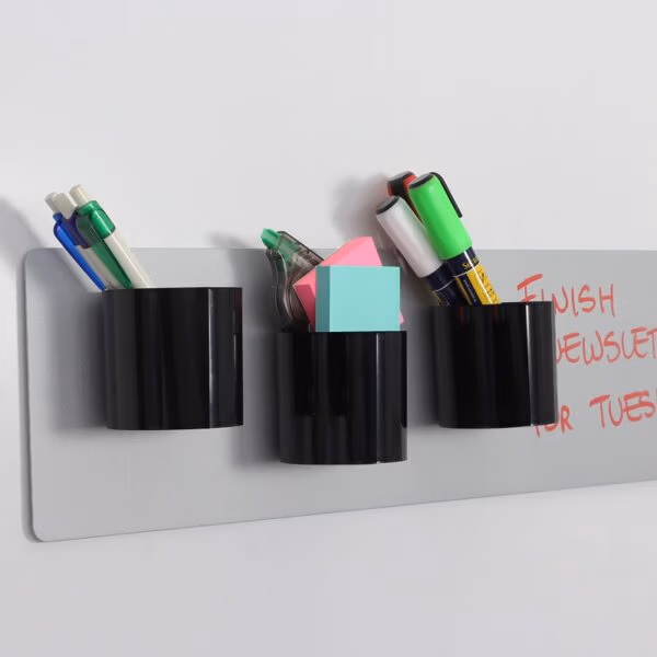 Zilvergrijs magneetbord met 3 zwarte cilinder magnetische bakjes