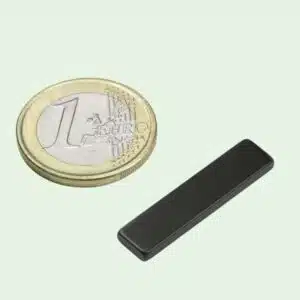 Blokmagneet zwart 30 x 7 x 2,5 mm (N38H) Hittebestendig Houdkracht 2,1 kg 2 Zwarte blokmagneet van 30 mm lang
