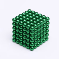 Blokje gebouwd met Neocube magneetballetjes in groene kleur