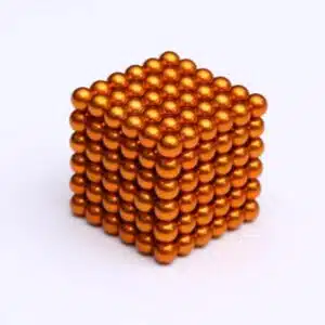 Magneetballetjes 5mm Oranje 2 Blokje gebouwd met magneetballetjes in het oranje van Neocubes 5mm