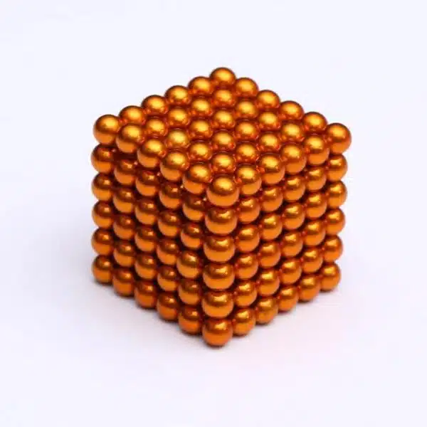 Blokje gebouwd met magneetballetjes in het oranje van Neocubes 5mm
