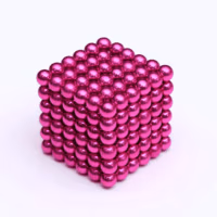 Blokje gebouwd van magnetisch speelgoed magneetballetjes van 5mm in kleur roze