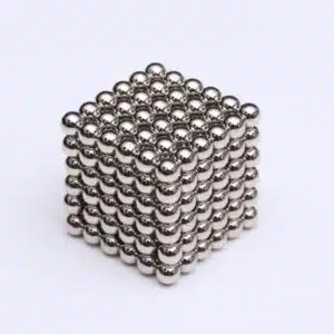 Magnetisch speelgoed waarbij met magneetballetjes in zilverkleur een blokje is gebouwd