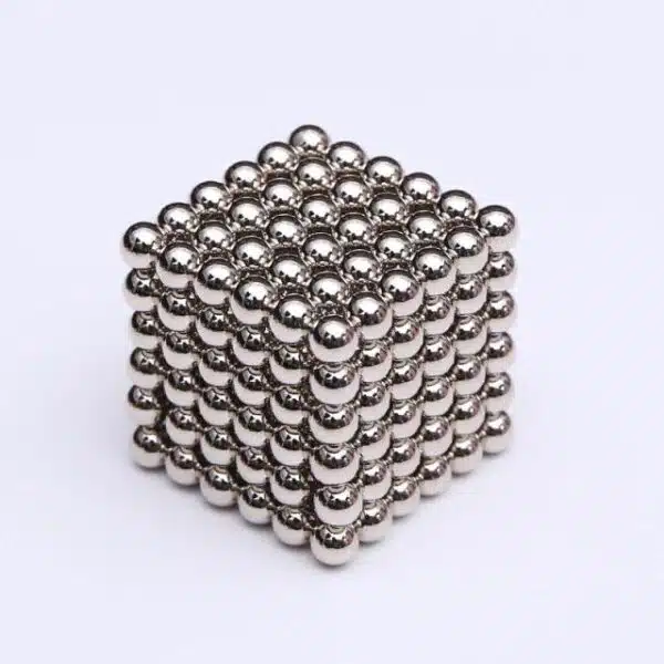 Magnetisch speelgoed waarbij met magneetballetjes in zilverkleur een blokje is gebouwd