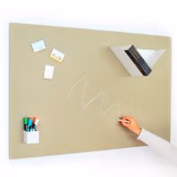Groot magneetbord in beige kleur waar je op kunt schrijven met krijt