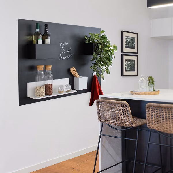 Groot magneetbord in de keuken met magnetische plank en magnetische bakjes