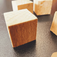Houten magneet als koelkastmagneet met een klein ingewerkt magneetje
