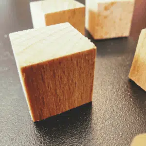 Houten blokjes met magneetjes 15mm 4 Houten magneet als koelkastmagneet met een klein ingewerkt magneetje