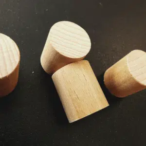 Houten magneet cilinder (4 stuks) 2 Houten magneet cilinder op een zwart magneetbord