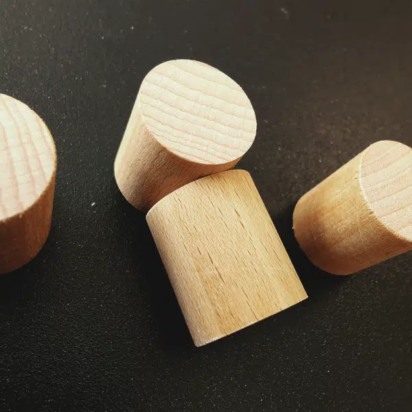 Houten magneet cilinder op een zwart magneetbord