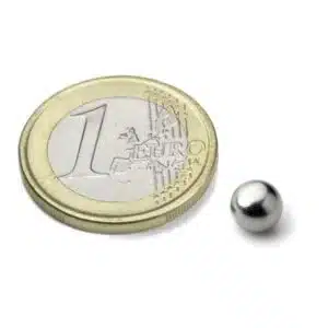 Kogelmagneten Neodymium (3 - 15 mm) 7 Kogelmagneet 6 mm naast een euro muntstuk