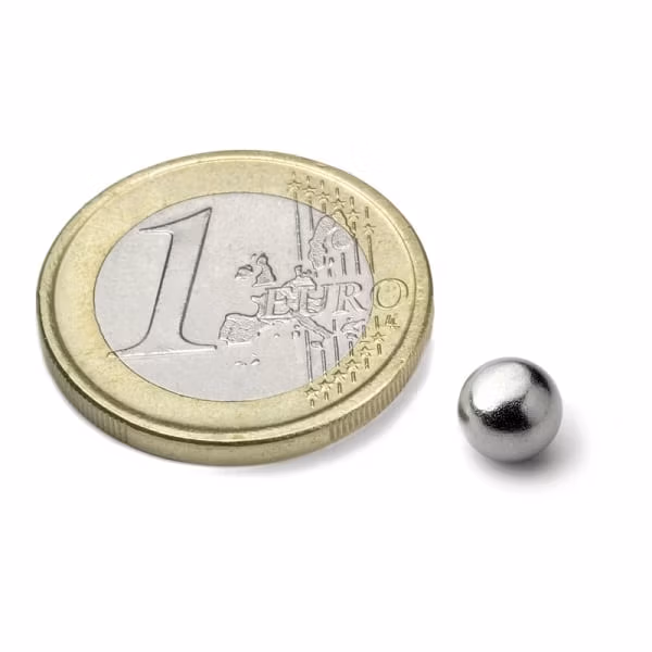 Kogelmagneet 6 mm naast een euro muntstuk