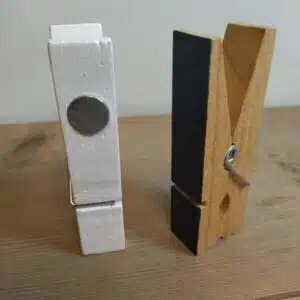 Magneet knijper blank en wit (99x20mm) 7 Magneet knijper wit en blankhout met schoolbordzijde 99x20mm e1733331178794