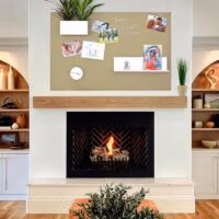 Magneetbord boven haard in de woonkamer