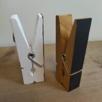 Magneet knijper blank en wit (99x20mm) 2 Magneetknijper wit en blank met schoolbord zijde