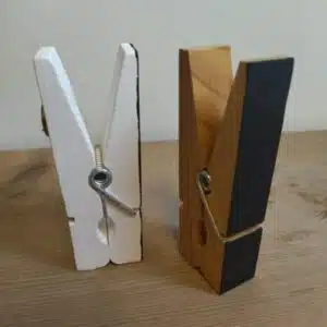 Magneet knijper blank en wit (99x20mm) 2 Magneetknijper wit en blank met schoolbord zijde