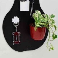 Magneetbord met de vorm van een peer die is versierd met magnetische potten en een magnetische haak in klavertje vier vorm