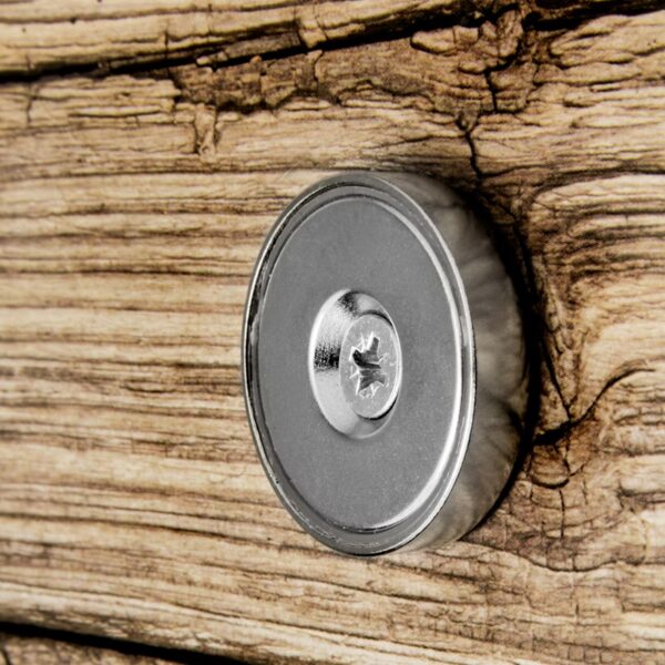 Potmagneet 32 mm met schroefgat in hout geschroefd