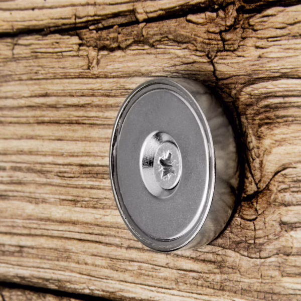 Potmagneet 32 mm met schroefgat in hout geschroefd