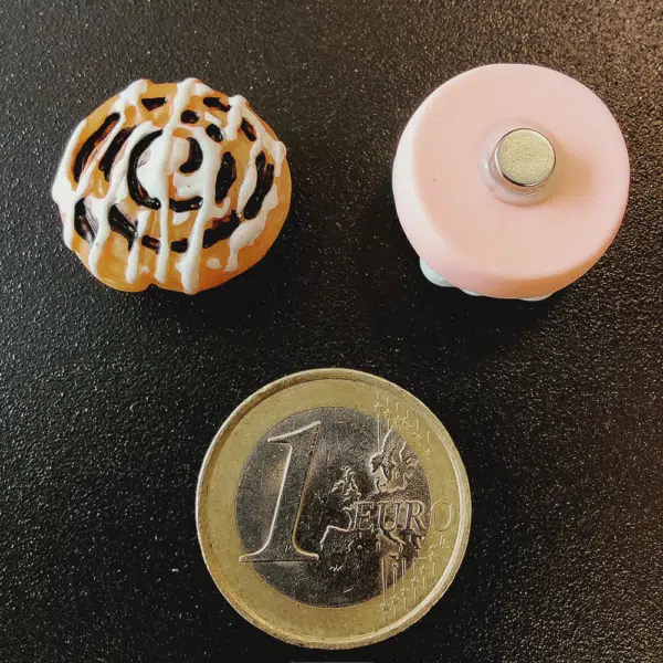 Koelkastmagneetjes 'Donuts and Bread' in de vorm van een donut en een kaneelbroodje