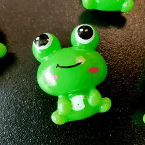 Koelkastmagneetjes 'Groene kikkers' 4 Groene kikker koelkastmagneet met grote ogen en een lachende mond