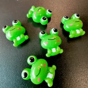 Koelkastmagneetjes 'Groene kikkers' 2 Groene kikkers koelkastmagneten met lachende gezichtjes