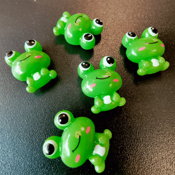 Groene kikkers koelkastmagneten met lachende gezichtjes
