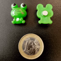 Koelkastmagneetjes 'Groene kikkers' 5 Twee groene kikkers van hars met een vrolijk kijkend gezichtje en een magneet op de achterzijde