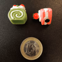 Koelkastmagneetjes 'Piece of cake' - 4 stuks 5 Twee gebakjes van hars met een magneetje aan de achterzijde op een zwart magneetbord geplaatst